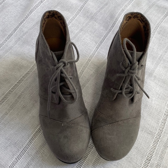 Soda Shoes - Soda City soft gray Oxford laces booties.*